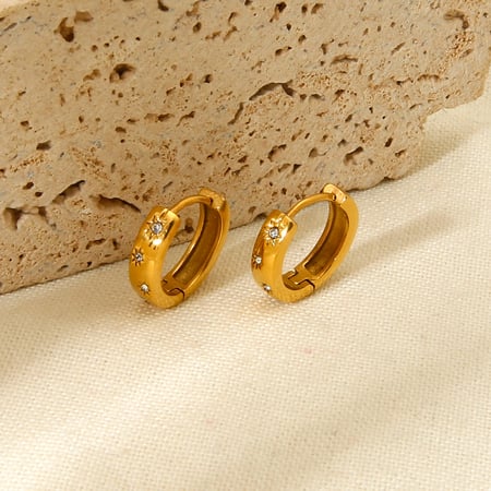 Pendientes geométricos diarios de acero inoxidable en color dorado de la serie Simple