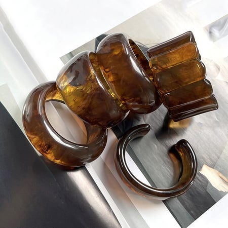 Verschwommene Vintage-Armreifen aus Acryl mit breiter Krempe für Damen