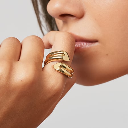 Anillos minimalistas de acero inoxidable color dorado con forma de corazón simple 2