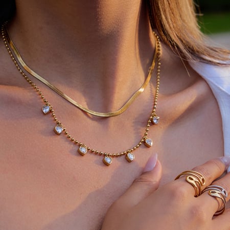 Collares colgantes de acero inoxidable en color dorado con forma de corazón simple 2