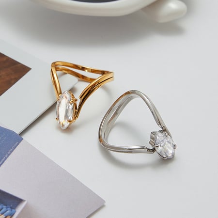Schlichte Ringe aus goldfarbenem Edelstahl mit Edelsteinen 2