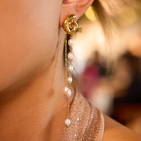 Elegantes pendientes colgantes de acero inoxidable con borlas en color dorado 2