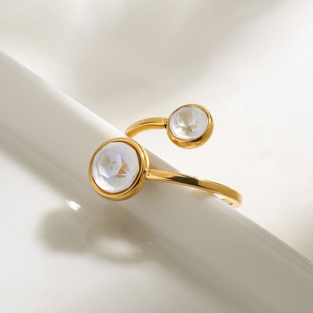 Schlichte Ringe aus goldfarbenem Edelstahl mit Edelsteinen 2