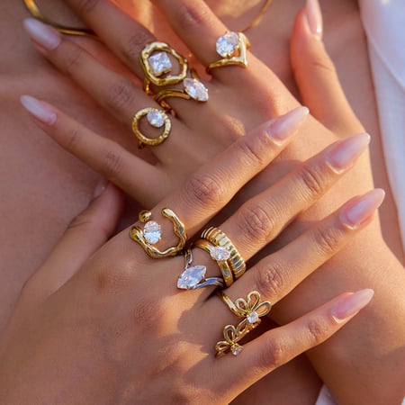 Luxuriöser Edelstahlring mit goldfarbenem Edelstein 2