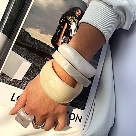 Lichte luxe ronde gladde acryl damesarmbanden met wazig oppervlak 2