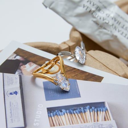 Schlichte Ringe aus goldfarbenem Edelstahl mit Edelsteinen