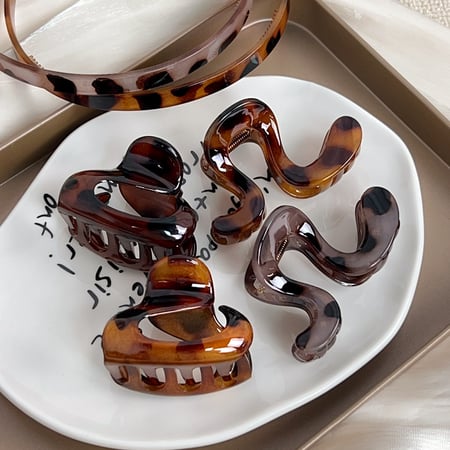 Simple Series Casual Leopard Print Resin Women's Hair Claws 2