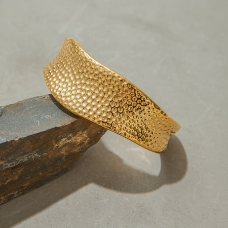 Schlichte Armreifen aus goldfarbenem Edelstahl