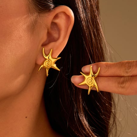Pendientes de botón de acero inoxidable dorados con diseño de dibujos animados de vacaciones románticas para mujer 2