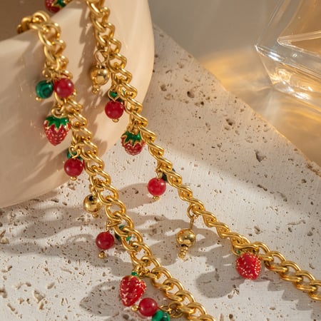 1 Stück Halsketten mit Anhänger aus Edelstahl mit süßer Erdbeere in Goldfarbe