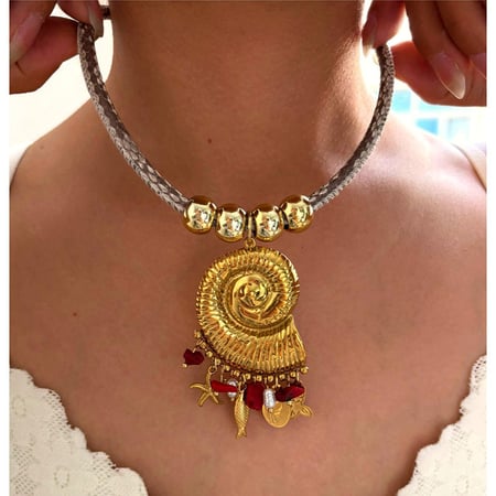 Collier pendentif en acier inoxydable couleur or avec motif de buccin, 1 pièce