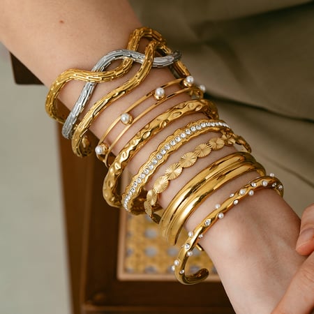 Light  luxury Fashionable Gold Colored Stainless Steel Women's Bracelet 2