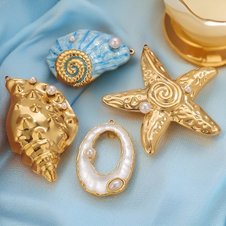 1 pieza exquisita de colgante de organismo marino de acero inoxidable color dorado para mujer 2