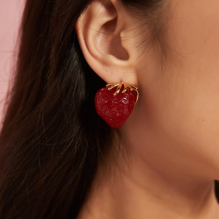 1 paio di orecchini a bottone da donna in acrilico color oro con fragole romantiche 2