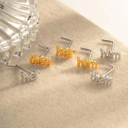 1 piercing para la nariz con letras sencillas de color cobre y dorado. 2