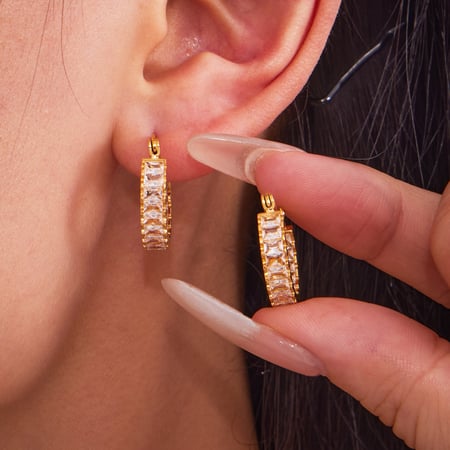 1 paio di lussuosi orecchini a cerchio da donna in acciaio inossidabile color oro con zirconi