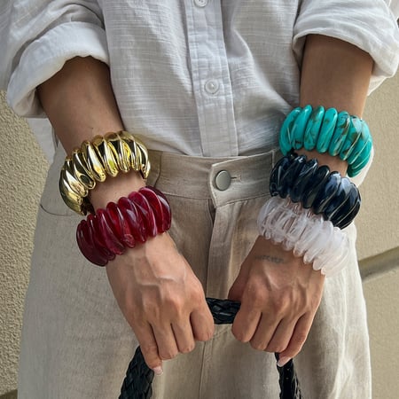 1 brazalete de resina con forma irregular retro. 2