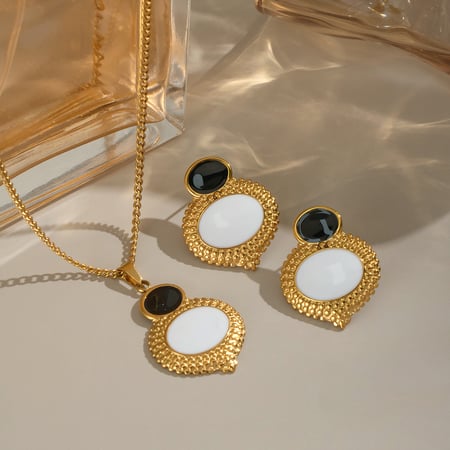Elegante conjunto de collar de acero inoxidable color dorado con diseño de patchwork 2