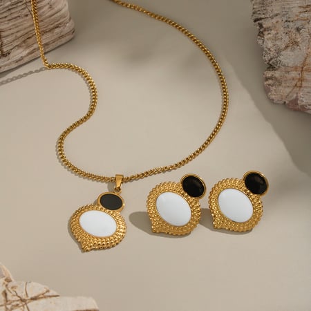 Elegante conjunto de collar de acero inoxidable color dorado con diseño de patchwork