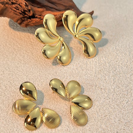1 par de pendientes de botón de acero inoxidable color dorado con flores 2