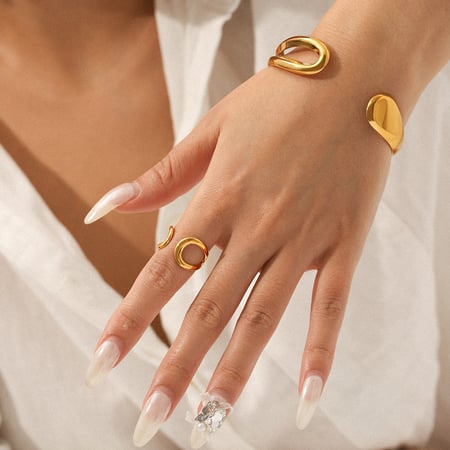 1 brazalete sencillo de acero inoxidable ahuecado de color dorado para mujer. 2