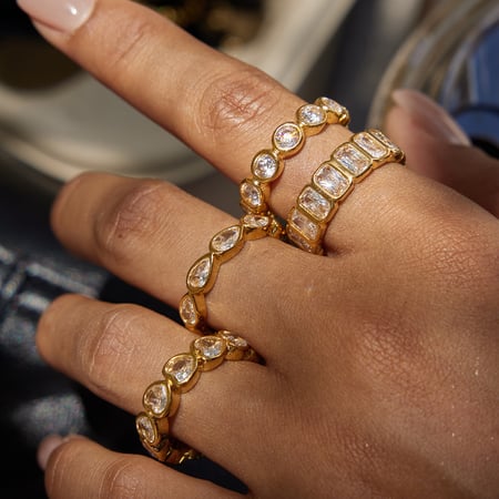 1 Stück klassischer geometrischer Edelstahlring in Goldfarbe für Damen mit Edelsteinen 2