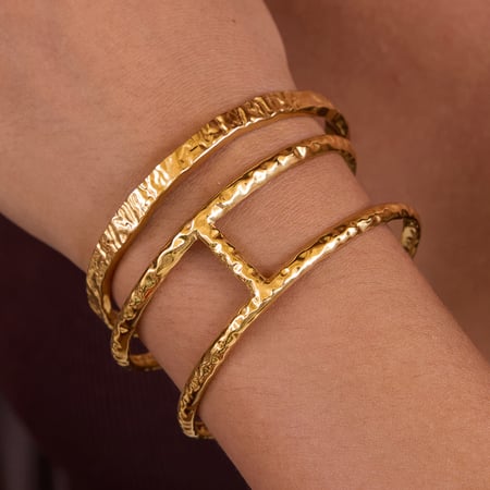 Pulseras de acero inoxidable color dorado con textura martillada para mujer (1 unidad) 2
