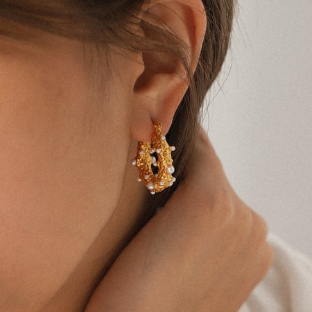 1 Paar Creolen für Damen aus Edelstahl mit unregelmäßiger Form und goldfarbener Perle 2