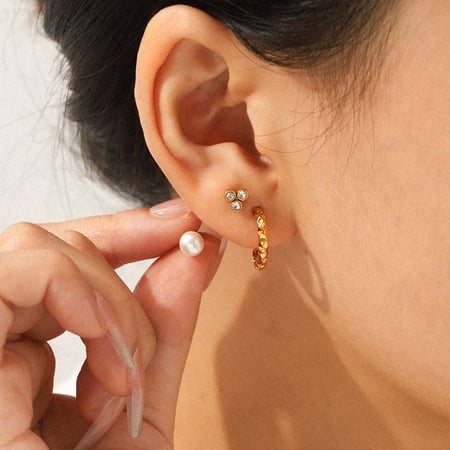 1 juego de lujosos pendientes de botón de acero inoxidable con forma irregular y circonitas doradas para mujer 2