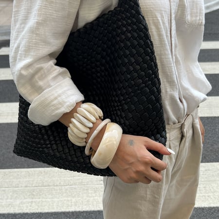 1 brazalete de resina con forma irregular retro. 2