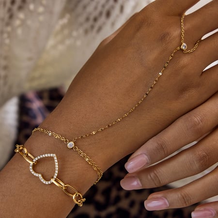 1 pulsera exquisita de acero inoxidable con forma de corazón en color dorado para mujer. 2