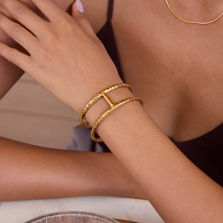 Pulseras de acero inoxidable color dorado con textura martillada para mujer (1 unidad)