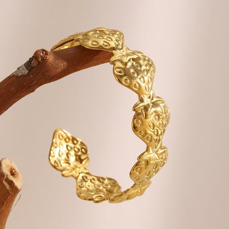 1 pulsera de acero inoxidable color dorado con diseño de fresa dulce para mujer