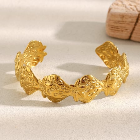 1 pulsera de acero inoxidable color dorado con diseño de fresa dulce para mujer 2