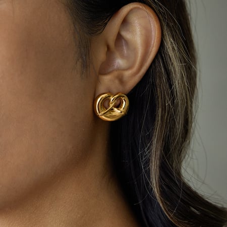 1 paire de boucles d'oreilles à tige en acier inoxydable doré pour femme, motif bretzel mignon