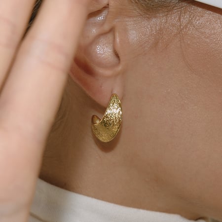 1 paar klassieke damesoorbellen van roestvrij staal met hamerpatroon en gouden kleur 2
