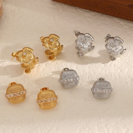 1 paio di orecchini a bottone in acciaio inossidabile color oro a forma di fiore 2