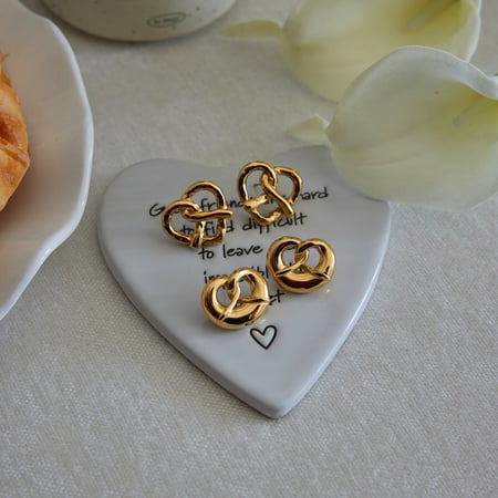1 paire de boucles d'oreilles à tige en acier inoxydable doré pour femme, motif bretzel mignon 2