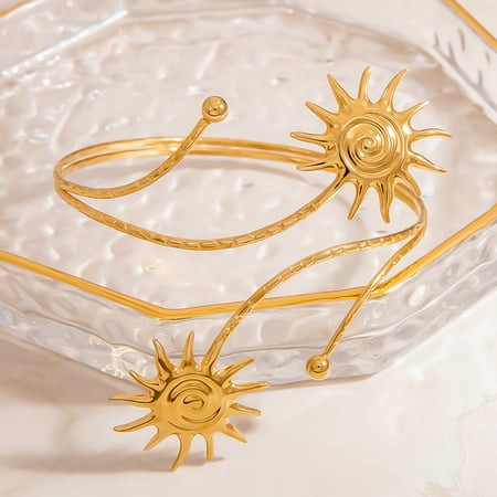 1 pulsera de acero inoxidable con diseño de flor y sol de lujo en color dorado para mujer. 2