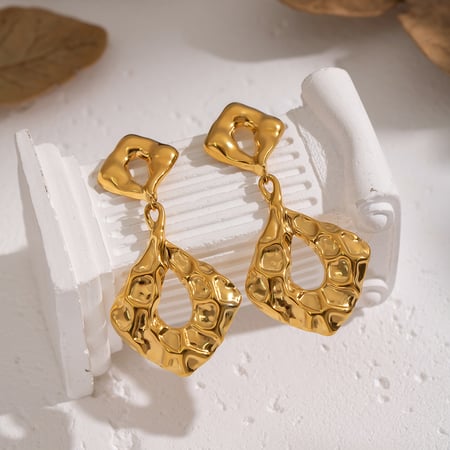 1 paio di orecchini pendenti in acciaio inossidabile color oro con motivo a martello di forma irregolare 2