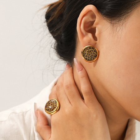 Orecchini a bottone in acciaio inossidabile color oro con motivo leopardato 2