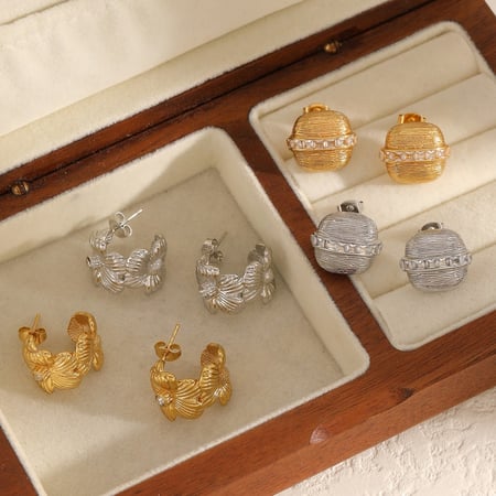 1 paio di orecchini a bottone in acciaio inossidabile color oro a forma di fiore