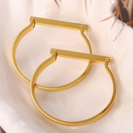 Brazalete de acero inoxidable en forma de D de color dorado de 1 pieza