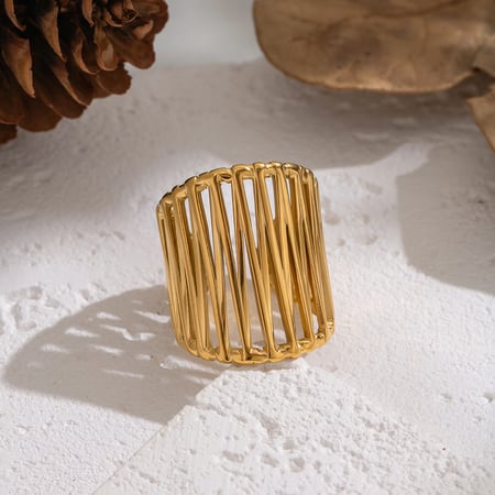 Anello statement color oro in acciaio inossidabile scavato da 1 pezzo