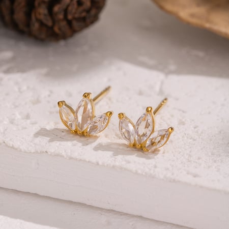 1 paio di orecchini a bottone in acciaio inossidabile a forma di fiore con zirconi color oro 2