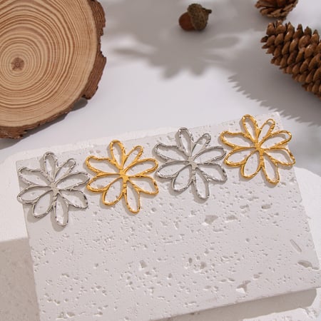 1 paio di orecchini a bottone in acciaio inossidabile color oro a forma di fiore