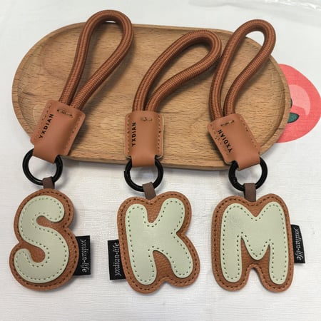 1 breloque de sac en cuir de couleurs mélangées avec lettres 2