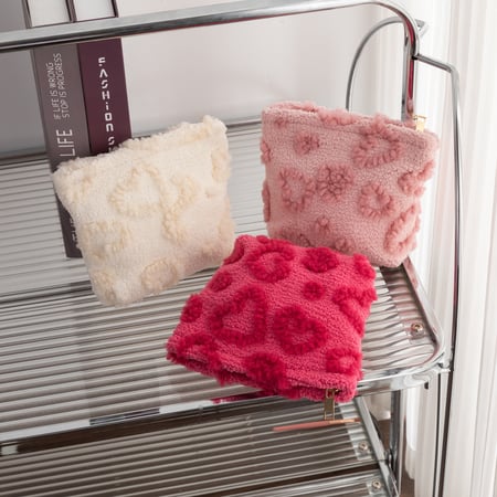1 pezzo di borsa per il trucco in peluche a forma di cuore 2