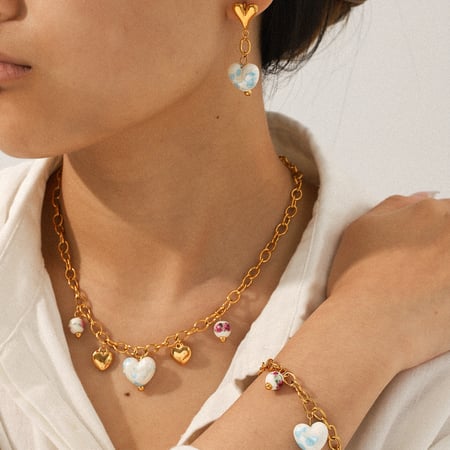 Collar con colgante de corazón de cerámica y acero inoxidable en color dorado de 1 pieza 2