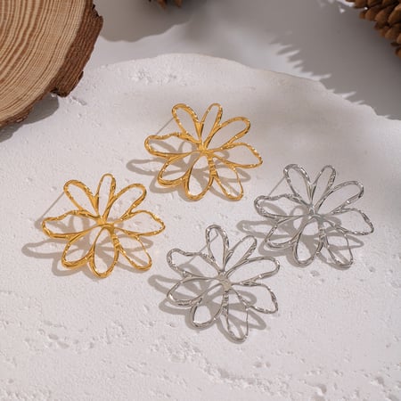 1 paio di orecchini a bottone in acciaio inossidabile color oro a forma di fiore 2